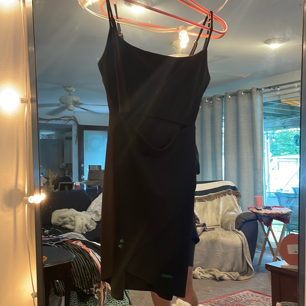 Lulus medium cut out front middle